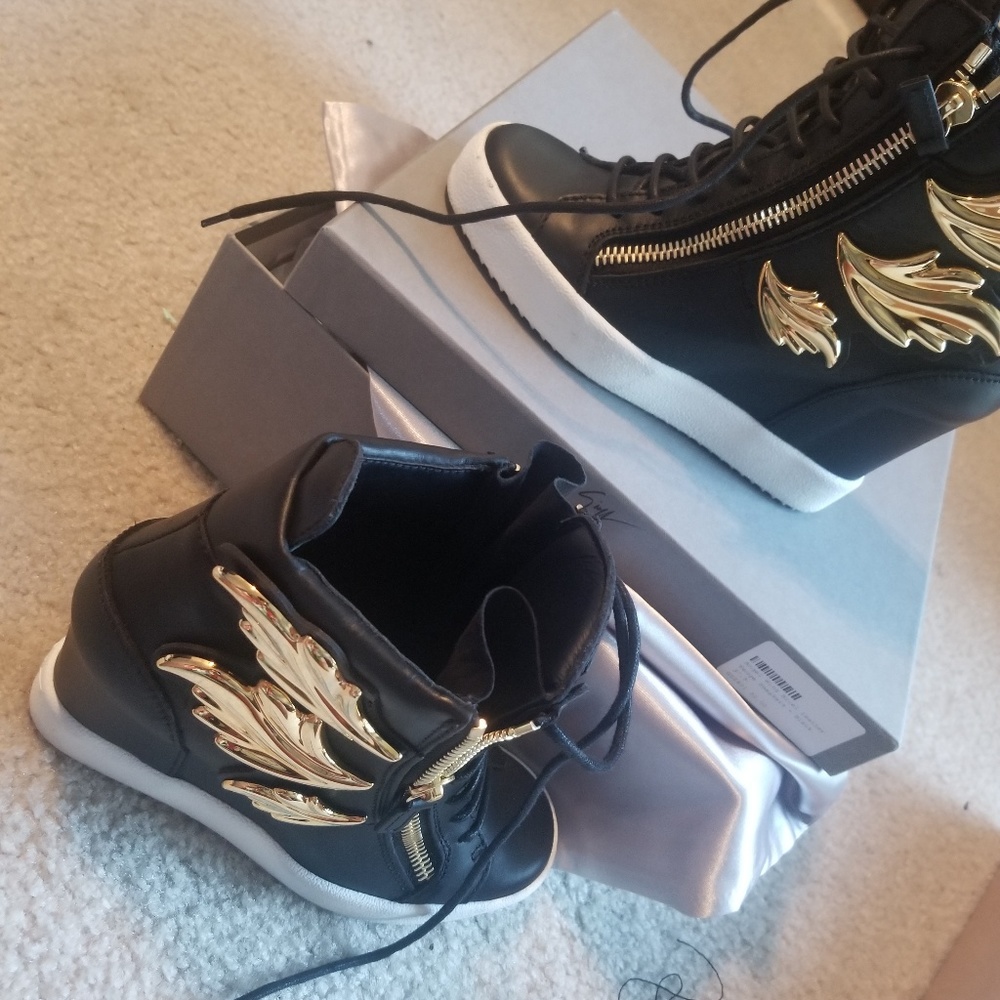 guiseppe sneaks